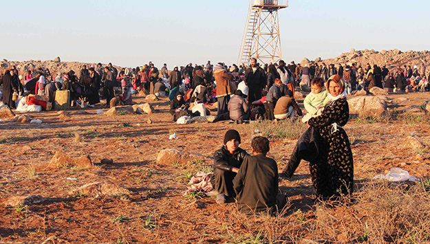 Syrian refugees, fleeing the violence in Syria, wait to enter Turkey on the Syrian-Turkish border in Shamm Alqrain village, northern countryside of Aleppo February 5, 2014. REUTERS/Mahmoud Hebbo (SYRIA - Tags: POLITICS CIVIL UNREST CONFLICT)