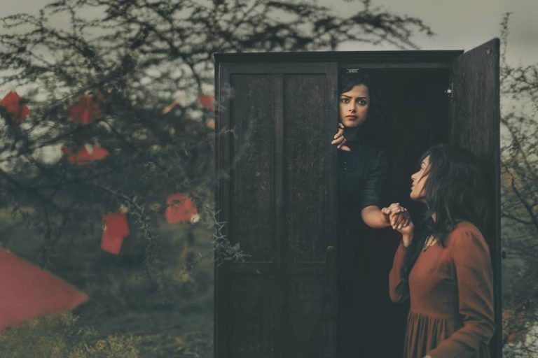 photographer-tells-tragic-indian-lesbian-story-through-30-heartbreaking-photos-3