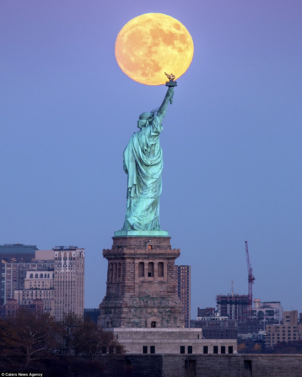 statue-of-liberty-supermoon