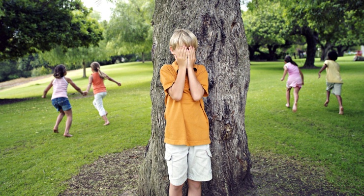 kids-playing-hide-and-seek