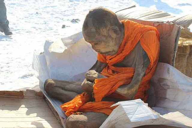 buddhist-monk-in-robes-meditating