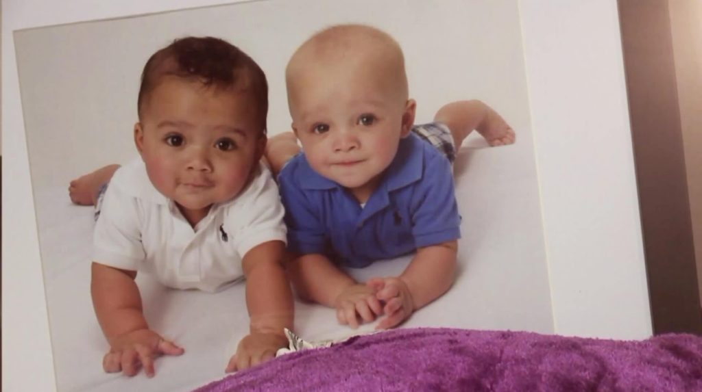 Beautiful Pictures Of The First Twin Sisters With Different Skin Colors Who Are 18 Years Old Today (13)