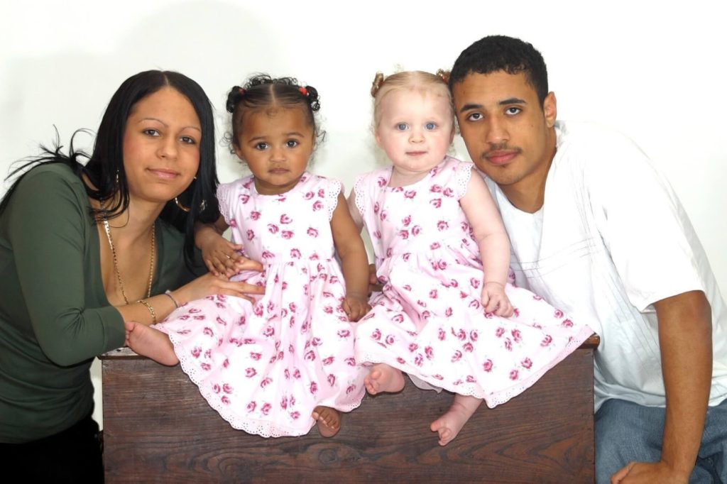 Beautiful Pictures Of The First Twin Sisters With Different Skin Colors Who Are 18 Years Old Today (8)