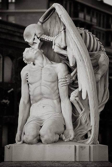 9. Kiss of death, Poblenou Cemetery in Barcelona.
