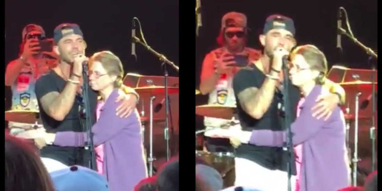 Country Singer Invites Mother Suffering From Alzheimer On Stage And Sings For Her