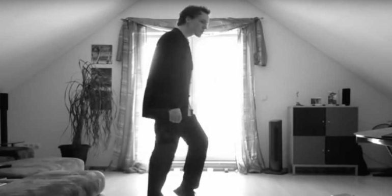 Spectacular Moves on Home Camera takes the Internet by Storm Svent Otten