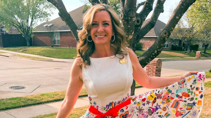 Elementary Art Teacher From Texas Makes Dress Featuring Her Students Drawings - 2